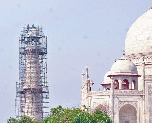 kalash fell down from tajmahal sout west piller