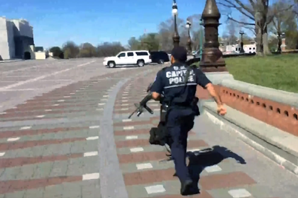 US Police man  shoot down, Shooter held