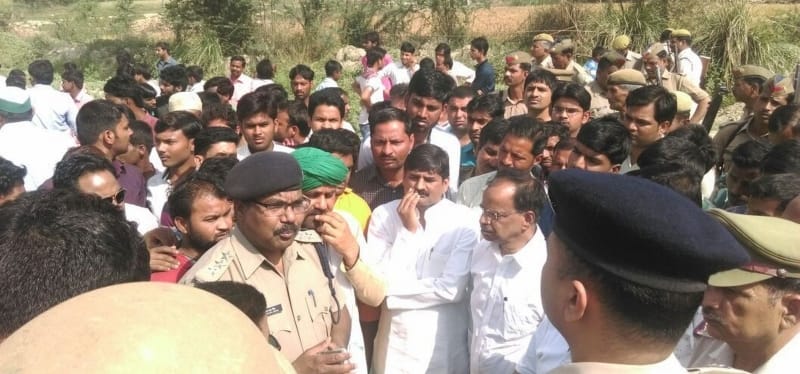 Young man killed in the accident, the villagers put the jam