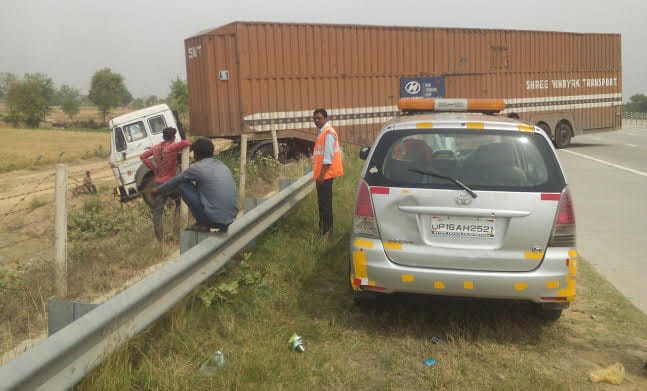accident on yamuna expressway 