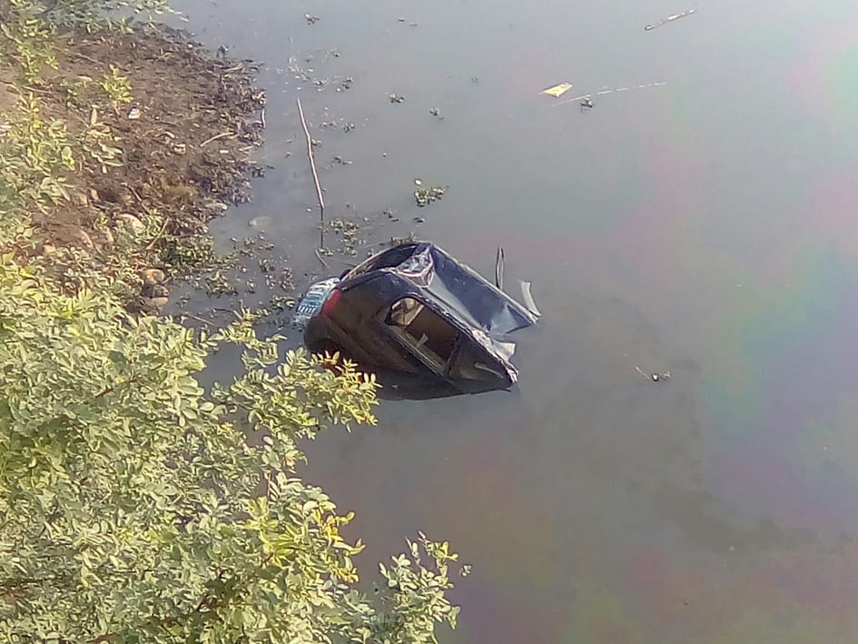 Fall from the bridge submerged car, driver killed
