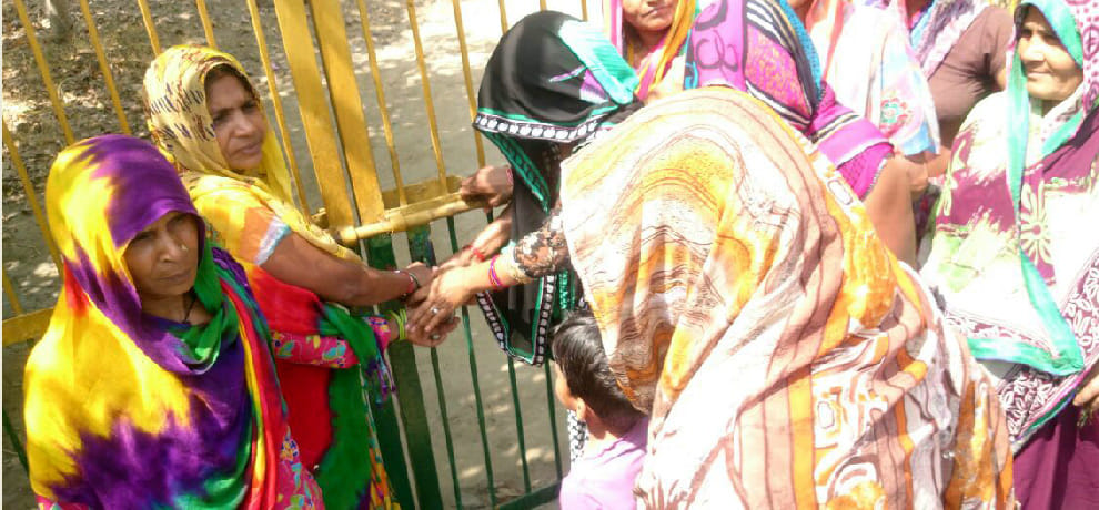 Villagers locked schools want CBI probe into the case of Akhlaq