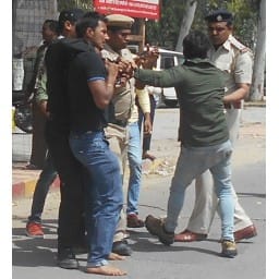 bhiwani news, crime, mini secretariat, rupees, ten, two, fight