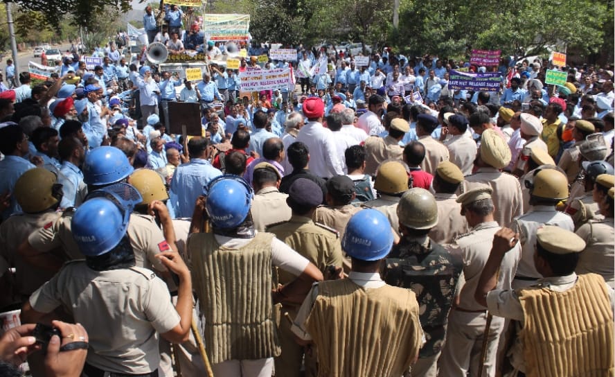 hmt protest, hmt employes protest against haryana government, hmt pinjore, pinjore