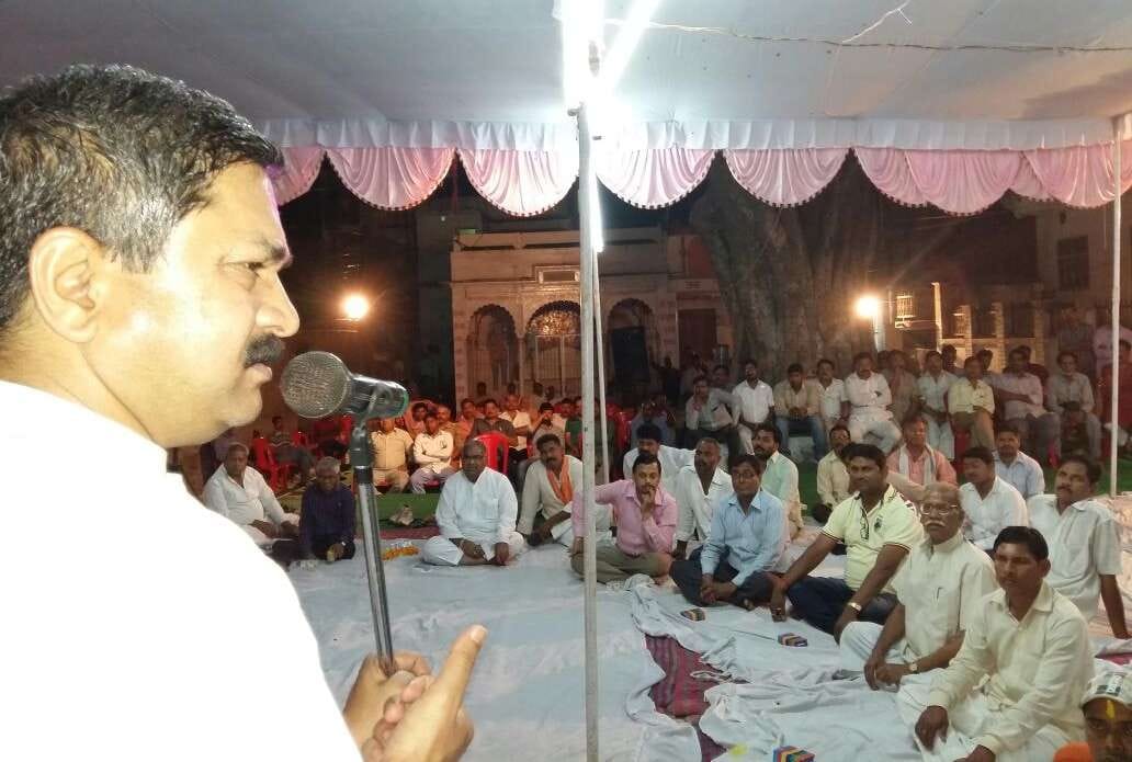 poets looted applause