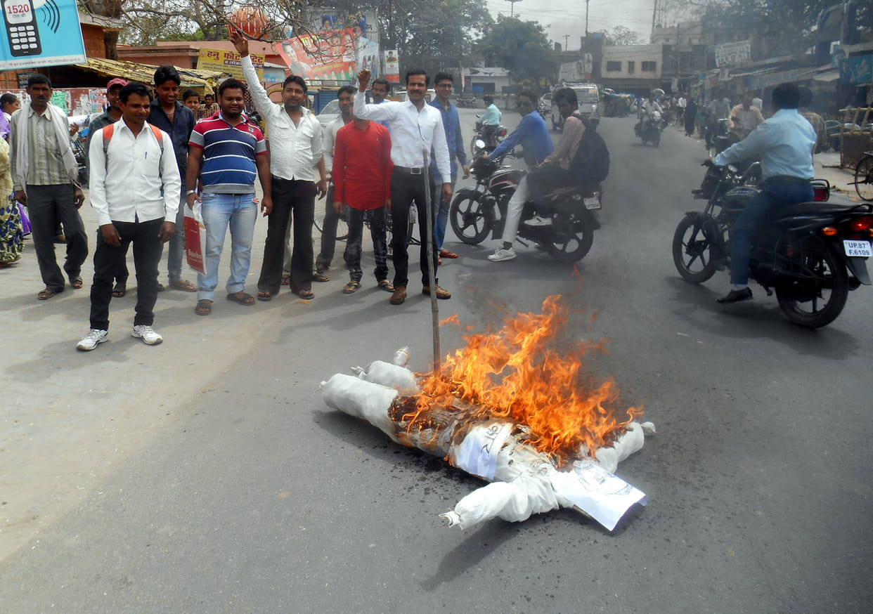 kalektret ke baahar phoonka kendr sarakaar ka putala