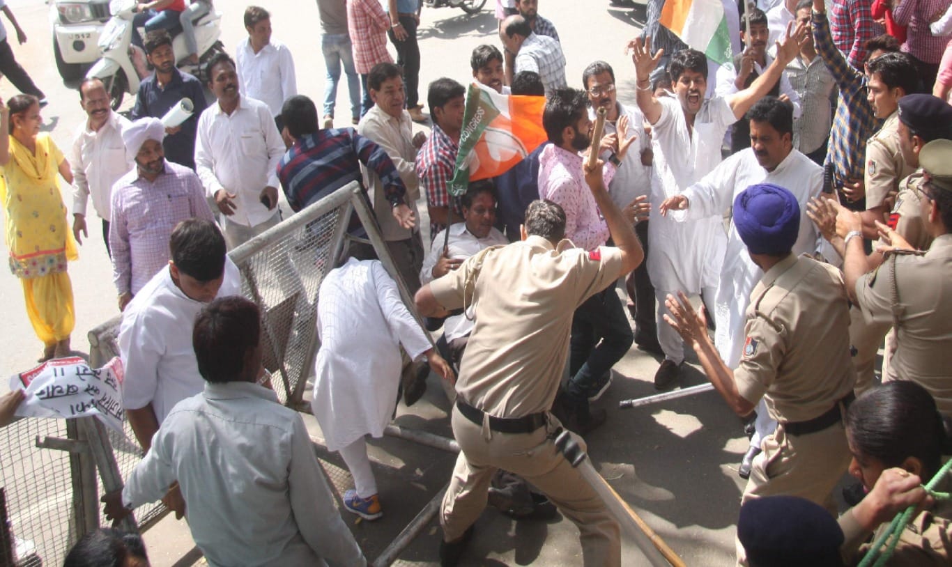 protest of youth congress against mayor and councillor, lathicharge