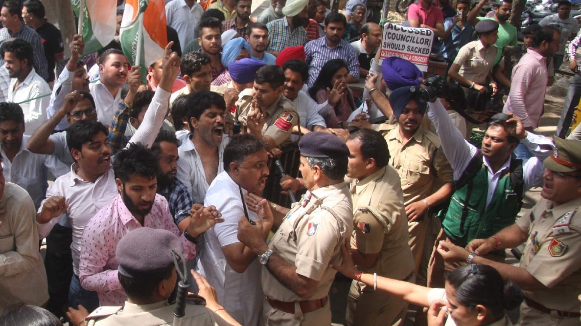 protest of youth congress against mayor and councillor, lathicharge