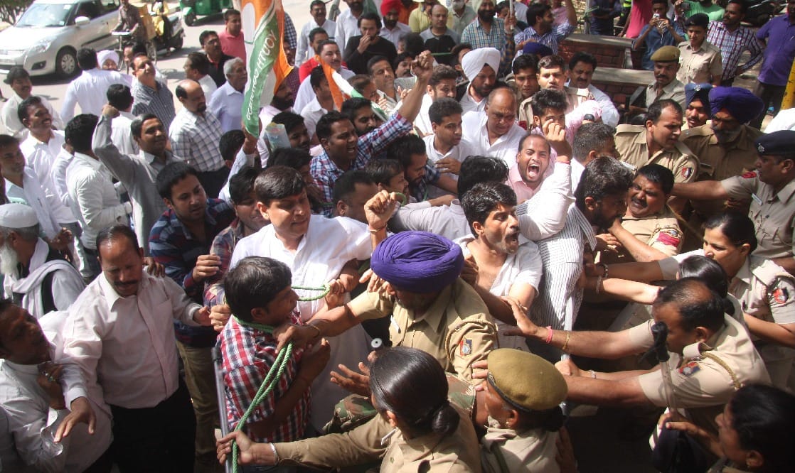 protest of youth congress against mayor and councillor, lathicharge