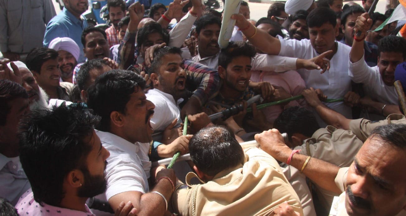 protest of youth congress against mayor and councillor, lathicharge