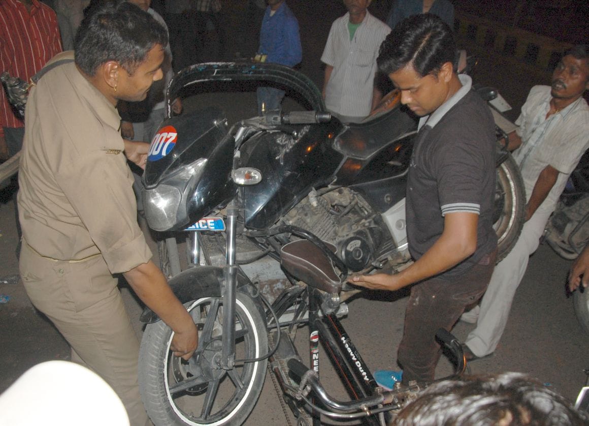 badanaam bastee mein pulis ka chhaapa, aath hiraasat mein