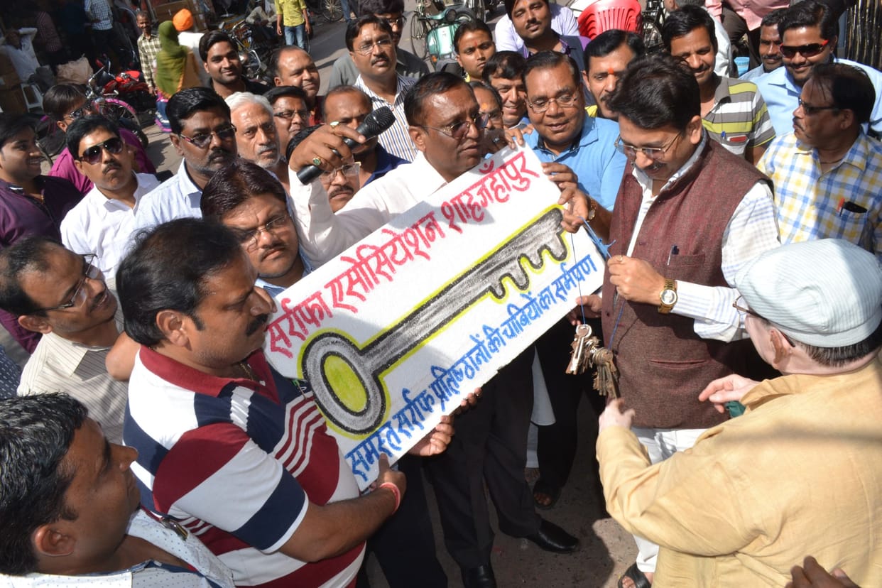  sarraf gave keys bjp district chief
