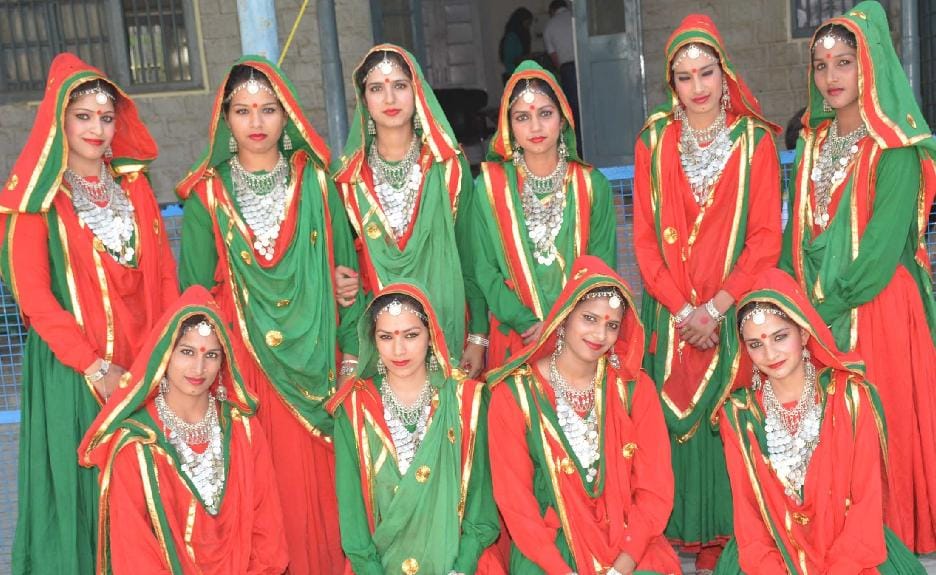 students-awarded by chief guest