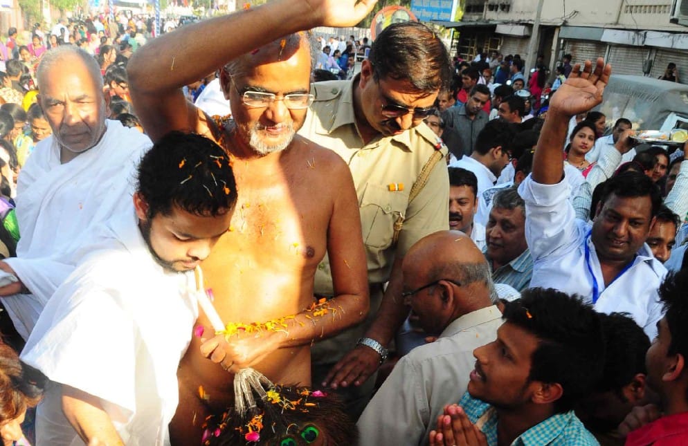 Jain muni Tarun Sagar Read some sermons