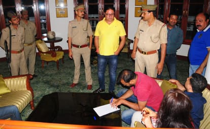 anoop jalota's relative diamond set stolen fron taj hotel in lucknow