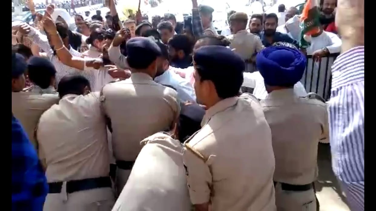 youth congress protest, police lathicharge, bjp counsiler satish kainth, nagar nigam, chandigarh
