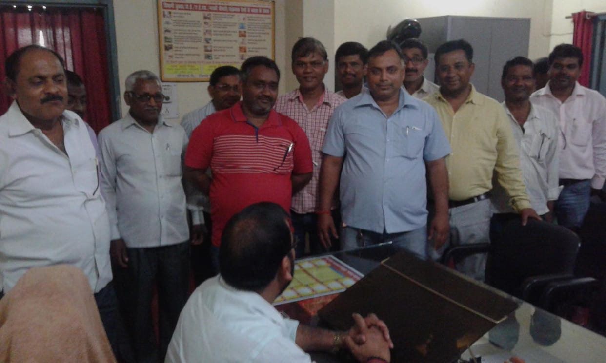 Angry workers surrounded by transfer Deepiaro