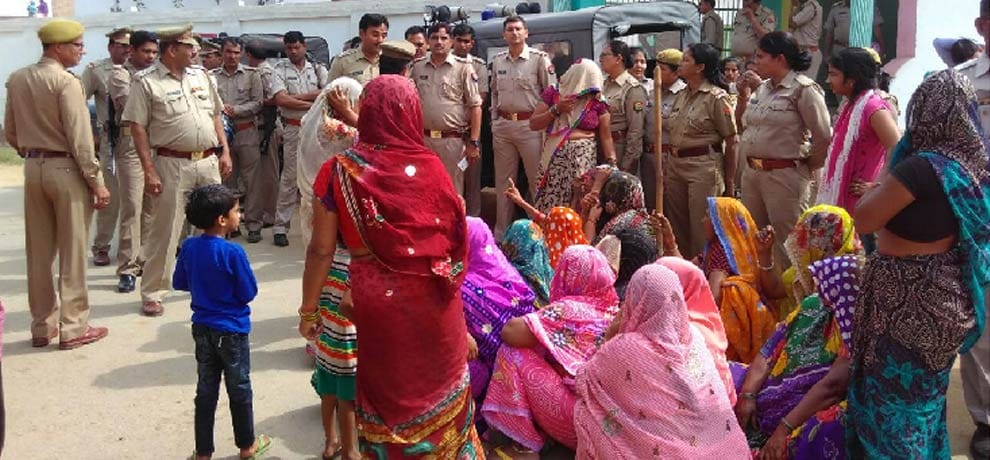 woman protest on road, want cbi investigation in akhlaq murder case