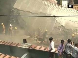 कोलकाता में पुल गिरा