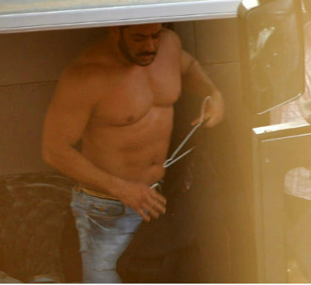 Salman Khan looks dashing in this leaked shirtless picture