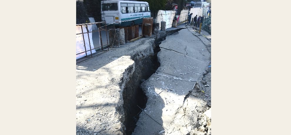  cracks on shimla circular road, see live photos.