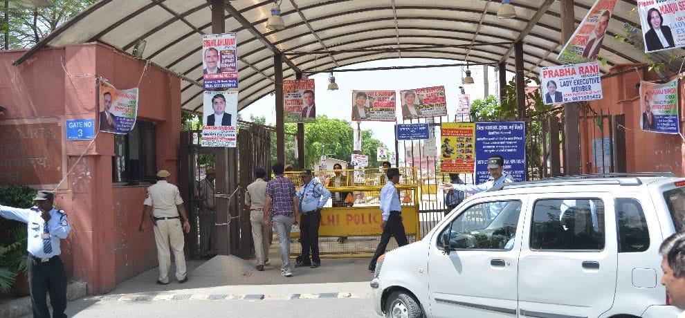policeman shot in court campus