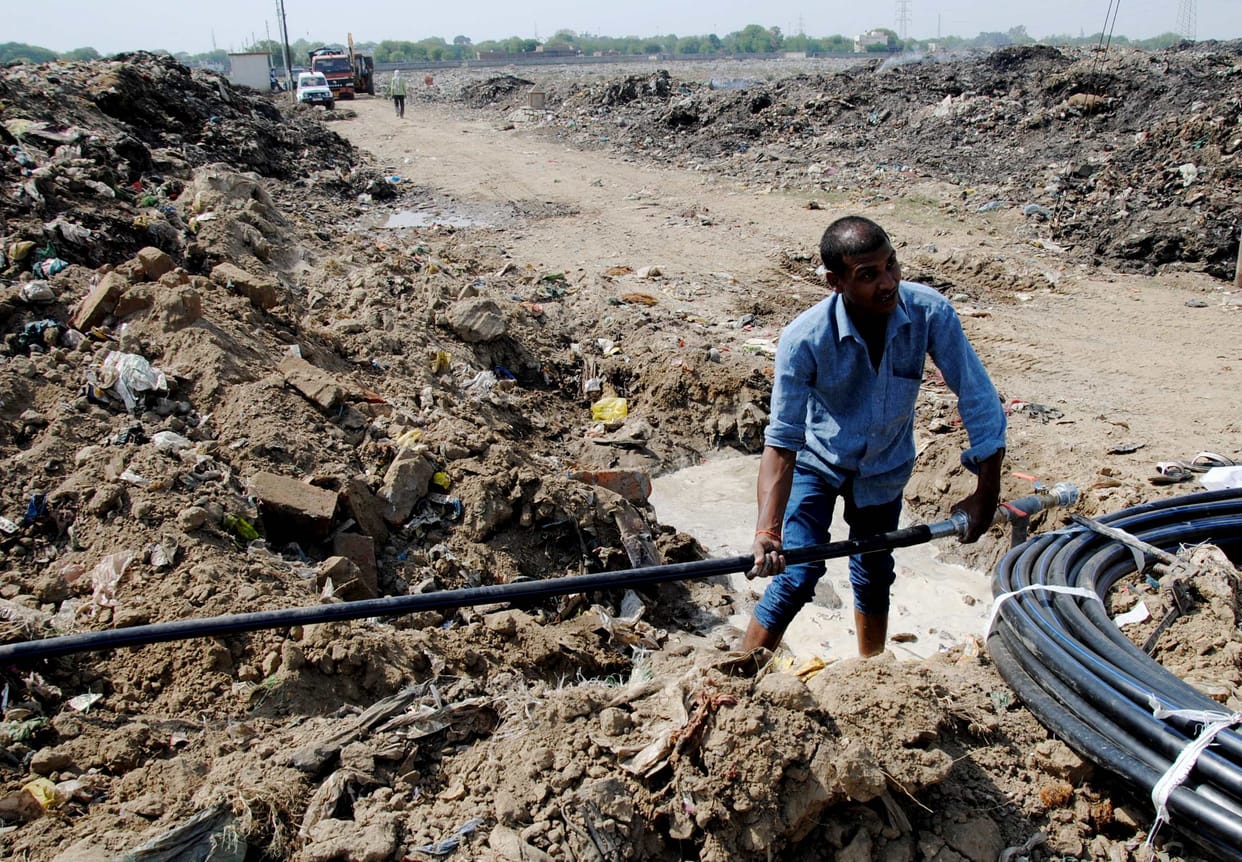 Fifth day picking up garbage, municipal silence