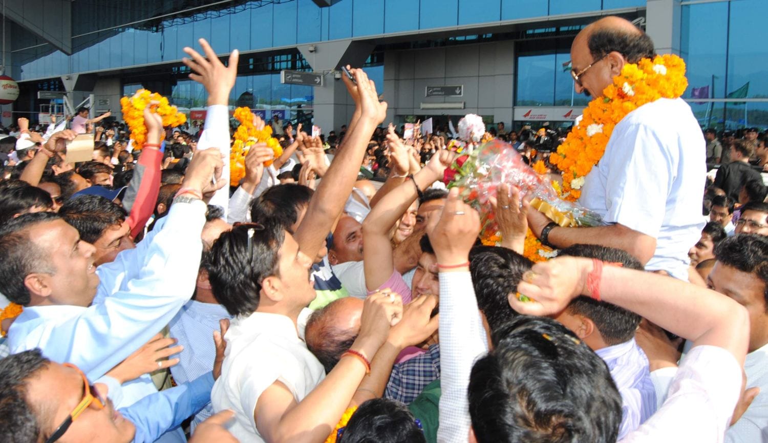 uttarakhand congress rebel mla back to dehradun