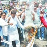 एक्साइज ड्यूटी के विरोध में घंटाघर पर प्रदर्शन कर वित्तमंत्री का पुतला फंूकते सर्राफ।