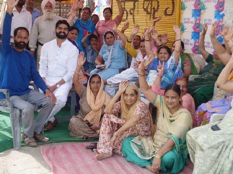 Alcohol contract, Mandi Gobindgarh woman protest, staging a women, Mandi Gobindgarh