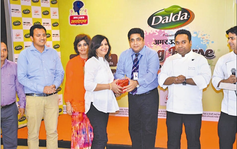 Amar Ujala played flower color dalda Holi
