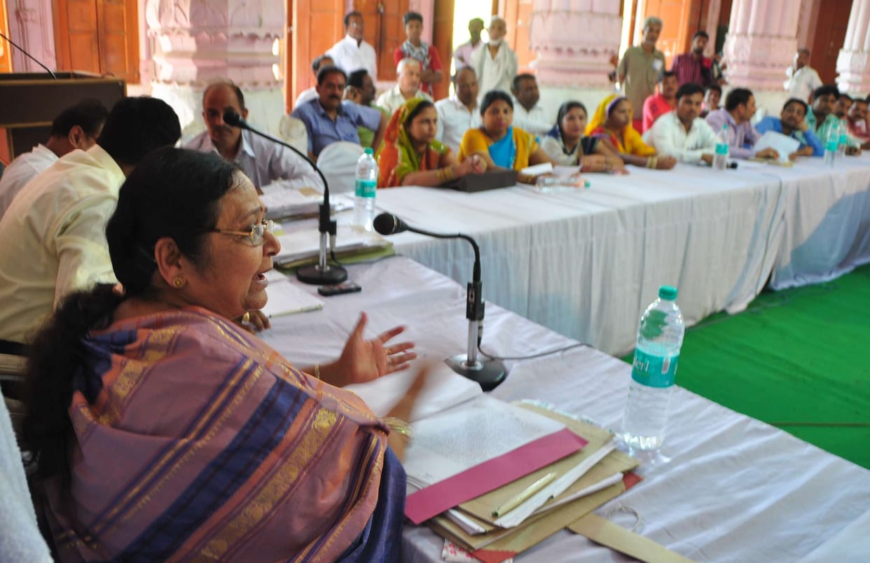 Board meeting the issue of drinking water in the shade