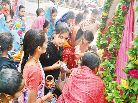on auspicious day devotees pray 