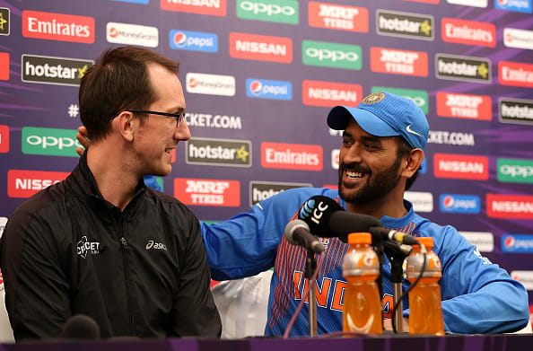 When Dhoni starts to take an interview of foreign journalist