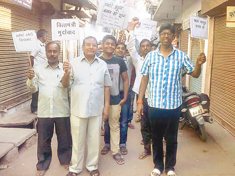 Captive market for the traders took shout