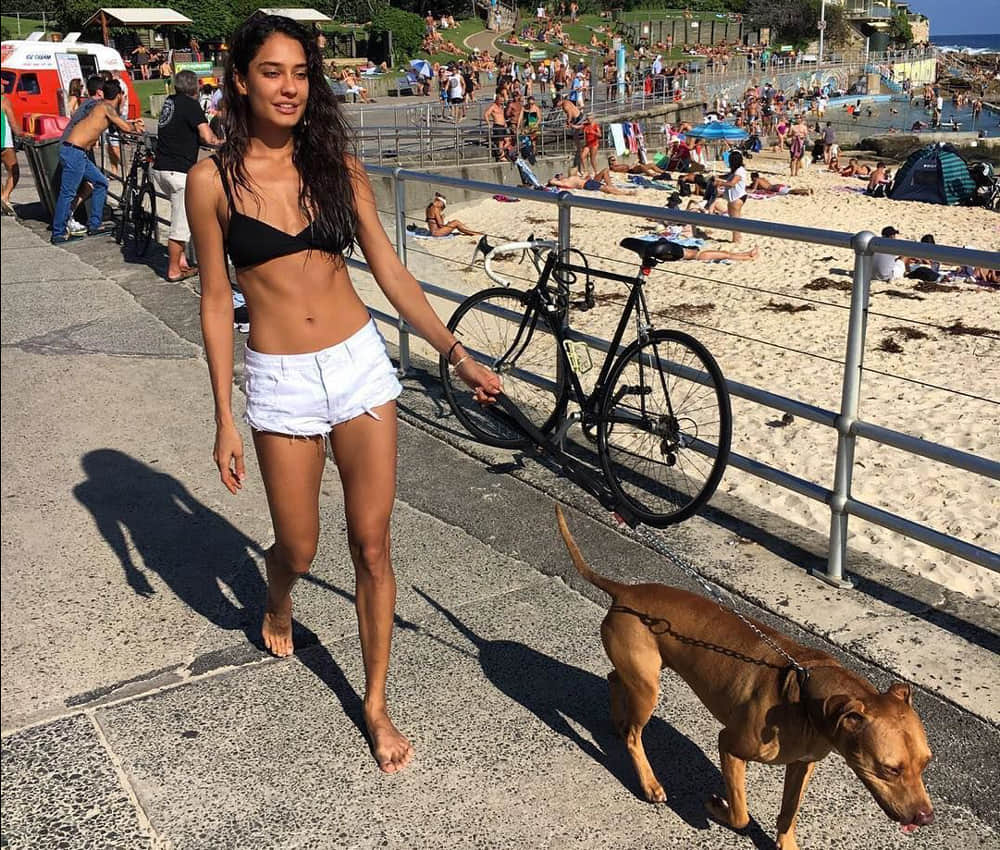 Lisa Haydon chilling on the beach