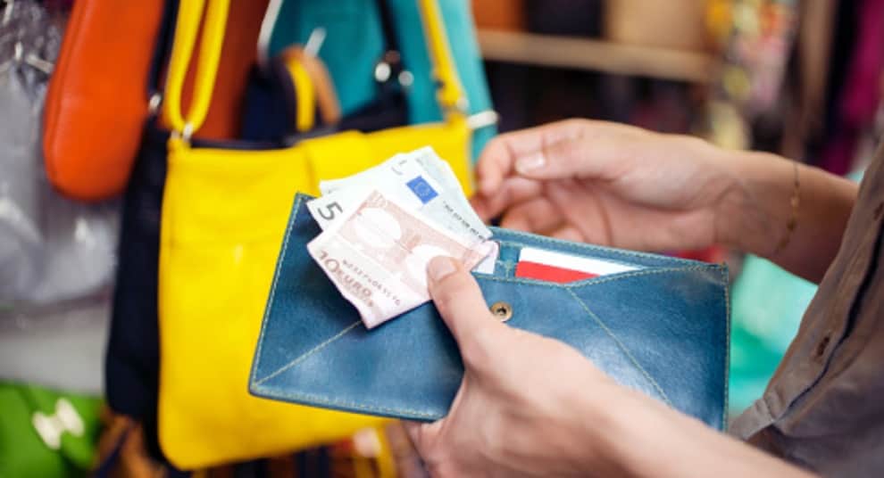 Vastu Tips Do not keep these 4 things in your purse to avoid financial crisis