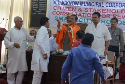  Ruckus in Lucknow nagar nigam.
