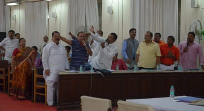  Ruckus in Lucknow nagar nigam.