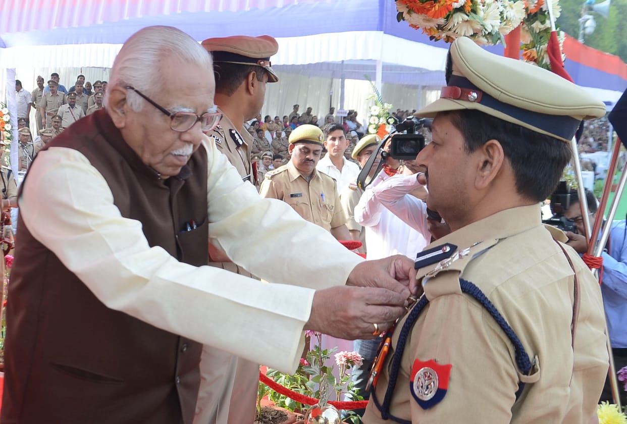 ram naik speaks in favor to give week off to police officers