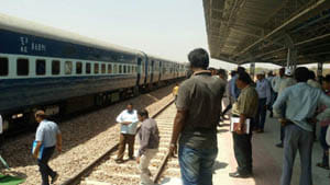 Chhatarpur ran from the train with a speed of hundred Khargapur