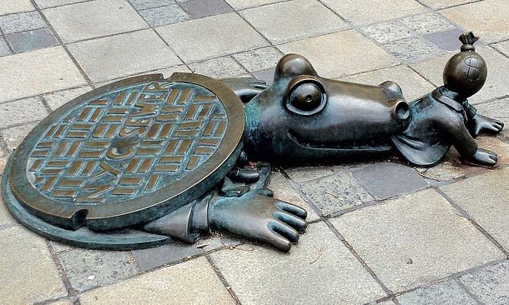Weirdest statues from all over the world