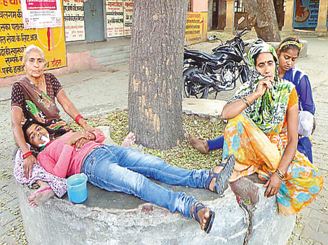 Tractor trolley overturns 25 injured, one dead
