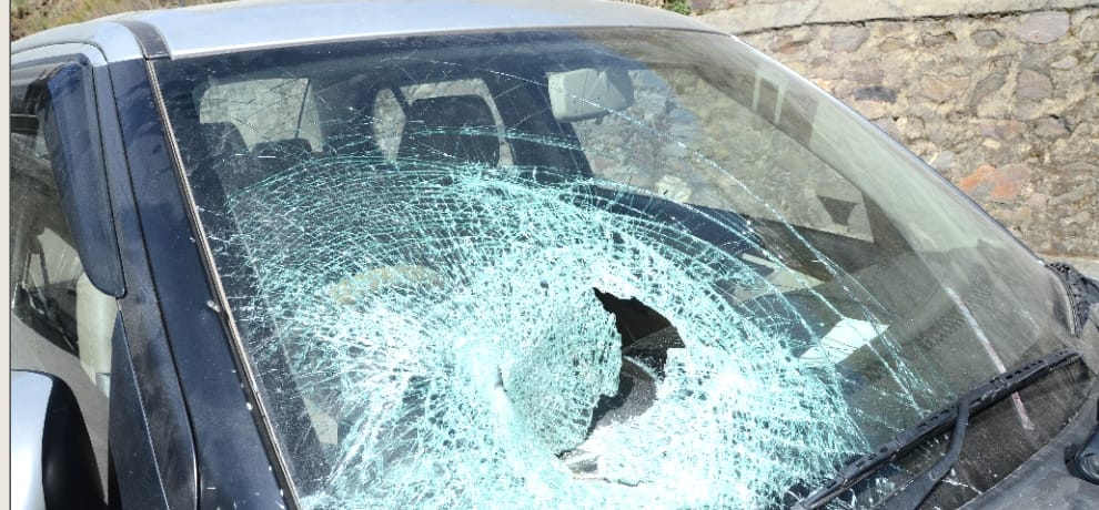 some person broke velichle mirror in shimla city.