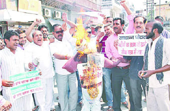 BJP burnt DSOs effigy