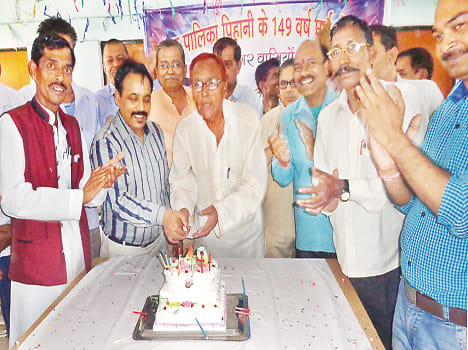Cut the cake celebrating the 149 th anniversary of the municipality