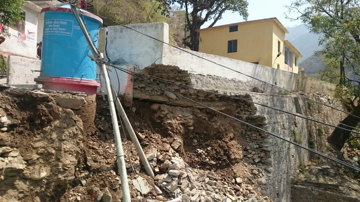 Devprayag Tehsil road in bright sunlight fell on the buttress