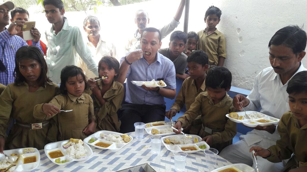 dm rajshekhar eats midday meal with school kids
