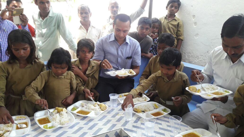 dm rajshekhar eats midday meal with school kids