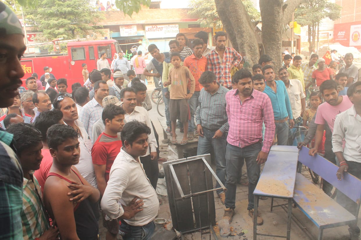 Gas cylinder fire, spreading panic